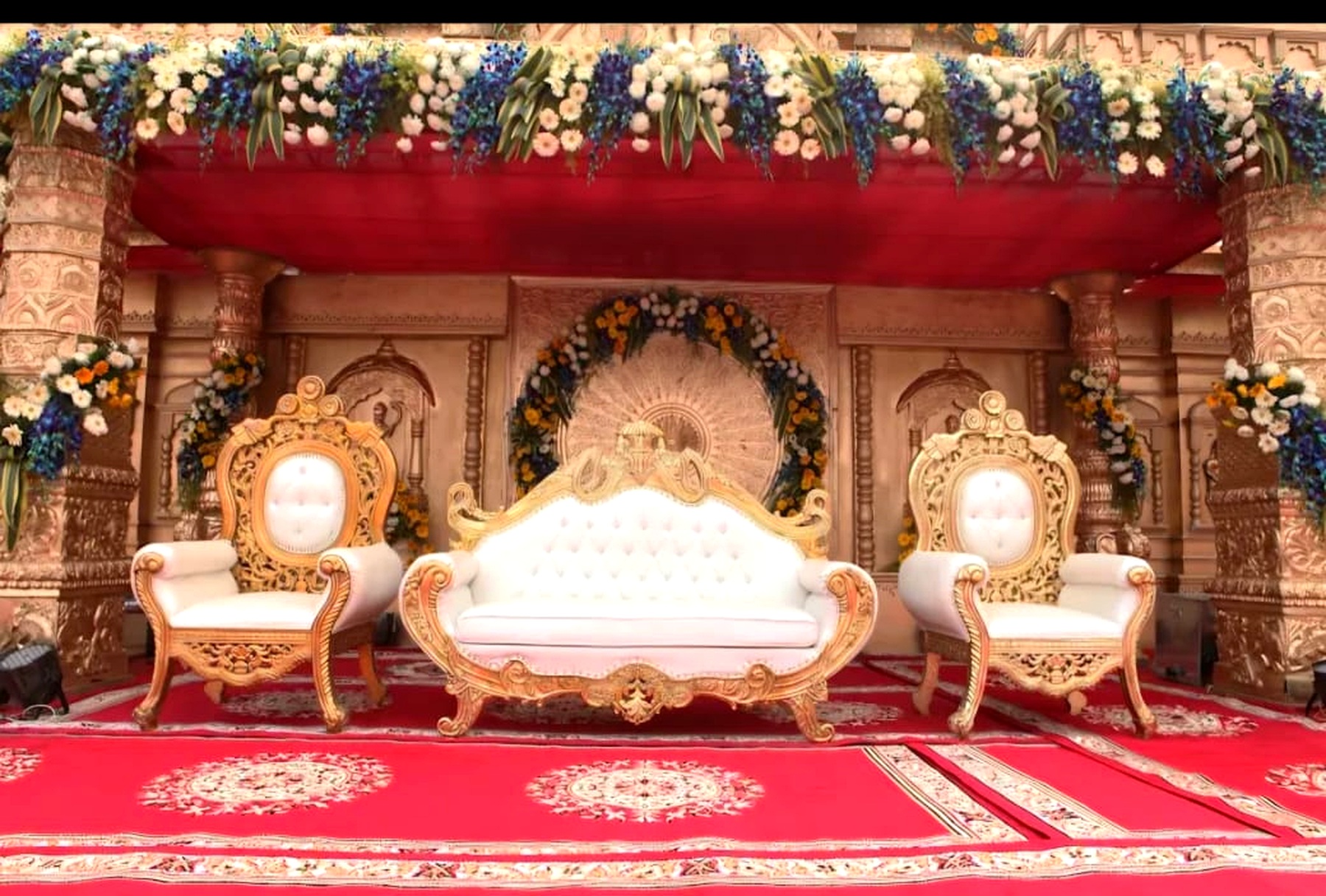 Royal sofa wedding stage