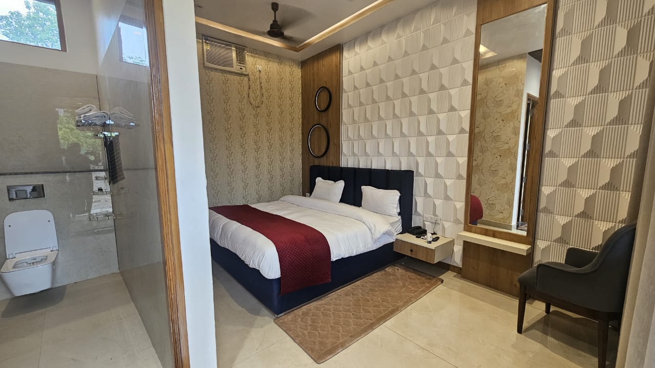 Comfortable luxury room at Gautam Resort Varanasi